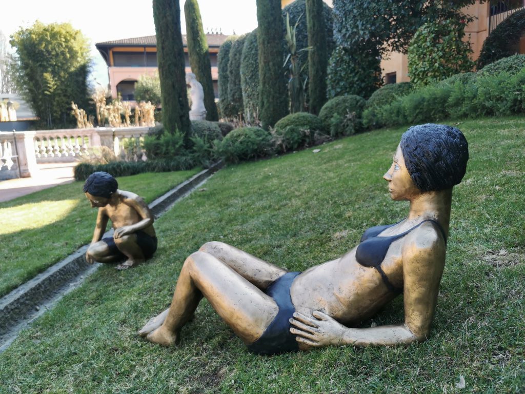 Peter Hermann, Skulpturen, Bronze, coole Jungs und Mädels, figurative Kunst, Galleria Kröger, Ascona, Lago Maggiore, Hotel Giardino