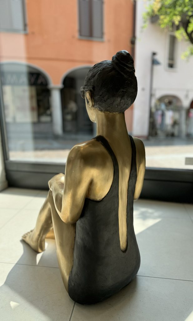 Peter Hermann, Skulpturen, Bronze, coole Jungs und Mädels, figurative Kunst, Galleria Kröger, Ascona, Lago Maggiore, Hotel Giardino, Sommer, Pool